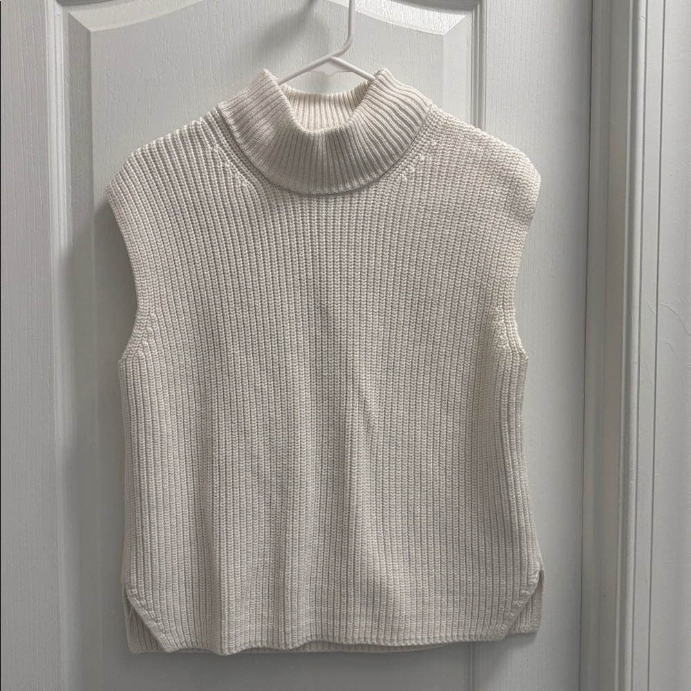 Abercrombie & Fitch White Ribbed Sleveless Turtleneck